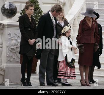 Die königliche Familie (l tp r) Prinzessin Charlotte Casiraghi, Prinz Ernst-August von Hannover, Prinzessin Alexandra und ihre Mutter Prinzessin Caroline werden während der offiziellen Zeremonie im Palast in Monte-Carlo, Monaco am 19. November 2007 gesehen. Foto von Alain Benainous/Pool/ABACAPRESS.COM Stockfoto