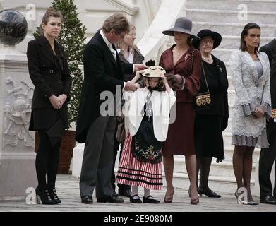 Die königliche Familie (l tp r) Prinzessin Charlotte Casiraghi, Prinz Ernst-August von Hannover, Prinzessin Alexandra und ihre Mutter Prinzessin Caroline und Prinzessinnen Stephanie werden während der offiziellen Zeremonie im Palast in Monte-Carlo, Monaco am 19. November 2007 gesehen. Foto von Alain Benainous/Pool/ABACAPRESS.COM Stockfoto