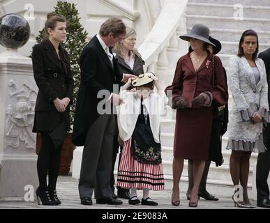 Die königliche Familie (l tp r) Prinzessin Charlotte Casiraghi, Prinz Ernst-August von Hannover, Prinzessin Alexandra und ihre Mutter Prinzessin Caroline und Prinzessinnen Stephanie werden während der offiziellen Zeremonie im Palast in Monte-Carlo, Monaco am 19. November 2007 gesehen. Foto von Alain Benainous/Pool/ABACAPRESS.COM Stockfoto