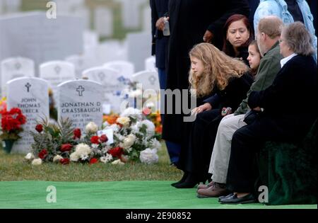 Arlington National Cemetery hält ein Begräbnis für Army Staff Sgt. John D. Linde, 30, starb am 9. November 2007, als sein Konvoi in der Nähe des Dorfes Tal Al-Dahab, westlich der nördlichen Stadt Kirkuk, Irak, am 19. November 2007 in Arlington, Virginia, USA, angegriffen wurde. Foto von Olivier Douliery /ABACAPRESS.COM Stockfoto