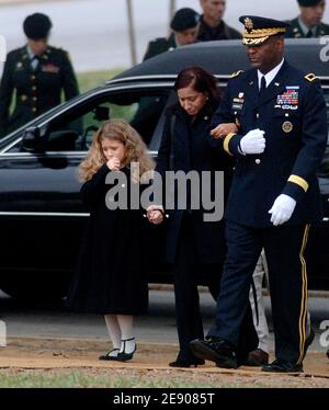 Arlington National Cemetery hält ein Begräbnis für Army Staff Sgt. John D. Linde, 30, starb am 9. November 2007, als sein Konvoi in der Nähe des Dorfes Tal Al-Dahab, westlich der nördlichen Stadt Kirkuk, Irak, am 19. November 2007 in Arlington, Virginia, USA, angegriffen wurde. Foto von Olivier Douliery /ABACAPRESS.COM Stockfoto