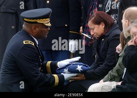 Arlington National Cemetery hält ein Begräbnis für Army Staff Sgt. John D. Linde, 30, starb am 9. November 2007, als sein Konvoi in der Nähe des Dorfes Tal Al-Dahab, westlich der nördlichen Stadt Kirkuk, Irak, am 19. November 2007 in Arlington, Virginia, USA, angegriffen wurde. Foto von Olivier Douliery /ABACAPRESS.COM Stockfoto