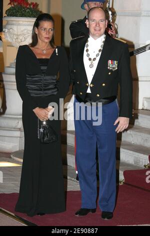 Prinz Albert II. Von Monaco und Prinzessin Stephanie kommen zur nächtlichen Gala in die Oper, bei der der Sohn Johan Strauss am 19. November 2007 anlässlich des Nationalfeiertages in Monte-Carlo, Monaco, eine Chauve Souris vorstellte. Foto von Nebinger-Orban/ABACAPRESS.COM Stockfoto