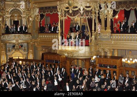 Prinz Albert II von Monaco, Prinzessin Stephanie und Pierre Casiraghi stehen an der Oper für die Nacht-Gala, mit "A Chauve Souris" von Johan Strauss Sohn, während der National's Day Zeremonie in Monte-Carlo, Monaco am 19. November 2007. Foto von ABACAPRESS.COM Stockfoto