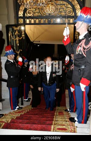 Prinz Albert II. Von Monaco und Prinzessin Stephanie kommen zur nächtlichen Gala in die Oper, bei der der Sohn Johan Strauss am 19. November 2007 anlässlich des Nationalfeiertages in Monte-Carlo, Monaco, eine Chauve Souris vorstellte. Foto von ABACAPRESS.COM Stockfoto