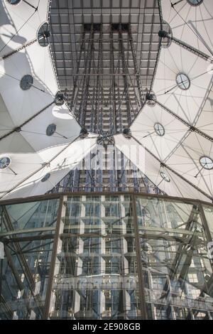 Im Inneren der Grande Arche im Geschäftsviertel von La Verteidigung Stockfoto