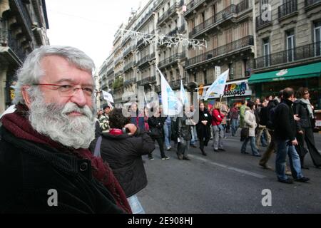 Tausende von Menschen demonstrieren am 20. November 2007 in Marseille, Frankreich, im Rahmen eines landesweiten Protesttages französischer Beamter und Studenten, die sich einer einwöchigen Unterbrechung durch Verkehrsarbeiter anschließen. Staatsangestellte, darunter Lehrer, Postarbeiter und Fluglotsen, starteten ihren eintägigen Streik zur Unterstützung der Forderungen nach Lohnerhöhungen und einem Ende des Stellenstaus. Die Regierung steht auch vor einer Kampagne von Studenten gegen ein Gesetz, das Universitäten erlaubt, Geld aus privaten Quellen zu sammeln, und von Richtern gegen die Schließung von lokalen Gerichten. Die Regierung hatte zuvor Stockfoto