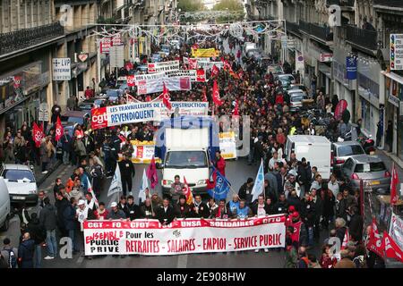 Tausende von Menschen demonstrieren am 20. November 2007 in Marseille, Frankreich, im Rahmen eines landesweiten Protesttages französischer Beamter und Studenten, die sich einer einwöchigen Unterbrechung durch Verkehrsarbeiter anschließen. Staatsangestellte, darunter Lehrer, Postarbeiter und Fluglotsen, starteten ihren eintägigen Streik zur Unterstützung der Forderungen nach Lohnerhöhungen und einem Ende des Stellenstaus. Die Regierung steht auch vor einer Kampagne von Studenten gegen ein Gesetz, das Universitäten erlaubt, Geld aus privaten Quellen zu sammeln, und von Richtern gegen die Schließung von lokalen Gerichten. Die Regierung hatte zuvor Stockfoto