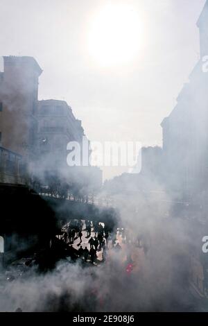 Tausende von Menschen demonstrieren am 20. November 2007 in Marseille, Frankreich, im Rahmen eines landesweiten Protesttages französischer Beamter und Studenten, die sich einer einwöchigen Unterbrechung durch Verkehrsarbeiter anschließen. Staatsangestellte, darunter Lehrer, Postarbeiter und Fluglotsen, starteten ihren eintägigen Streik zur Unterstützung der Forderungen nach Lohnerhöhungen und einem Ende des Stellenstaus. Die Regierung steht auch vor einer Kampagne von Studenten gegen ein Gesetz, das Universitäten erlaubt, Geld aus privaten Quellen zu sammeln, und von Richtern gegen die Schließung von lokalen Gerichten. Die Regierung hatte zuvor Stockfoto