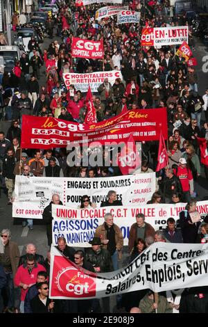 Tausende von Menschen demonstrieren am 20. November 2007 in Marseille, Frankreich, im Rahmen eines landesweiten Protesttages französischer Beamter und Studenten, die sich einer einwöchigen Unterbrechung durch Verkehrsarbeiter anschließen. Staatsangestellte, darunter Lehrer, Postarbeiter und Fluglotsen, starteten ihren eintägigen Streik zur Unterstützung der Forderungen nach Lohnerhöhungen und einem Ende des Stellenstaus. Die Regierung steht auch vor einer Kampagne von Studenten gegen ein Gesetz, das Universitäten erlaubt, Geld aus privaten Quellen zu sammeln, und von Richtern gegen die Schließung von lokalen Gerichten. Die Regierung hatte zuvor Stockfoto