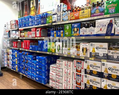 Orlando, FL USA - 26. Januar 2021: Bierkisten in einem Lebensmittelgeschäft. Stockfoto