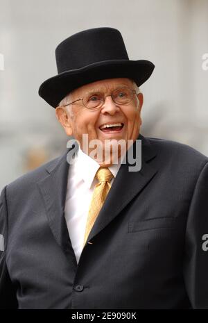 Hollywood-Ehrenbürgermeister Johnny Grant nimmt an der Enthüllung des Stars Teil, der den Munchkins aus "The Wizard of Oz" gewidmet ist, vor dem Grauman's Chinese Theatre, dem Ort der Premiere des Films von 1939, am 20. November 2007 in Los Angeles, CA, USA. Foto von Lionel Hahn/ABACAPRESS.COM Stockfoto