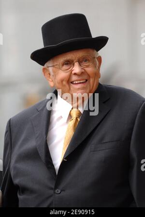 Hollywood-Ehrenbürgermeister Johnny Grant nimmt an der Enthüllung des Stars Teil, der den Munchkins aus "The Wizard of Oz" gewidmet ist, vor dem Grauman's Chinese Theatre, dem Ort der Premiere des Films von 1939, am 20. November 2007 in Los Angeles, CA, USA. Foto von Lionel Hahn/ABACAPRESS.COM Stockfoto