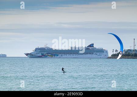 Kite Surfer mit Luftflügel vor dem Norweger Jewel Kreuzfahrtschiff vor Anker Long Beach California während Die Pandemie von Covid 19 Januar 2021 Stockfoto