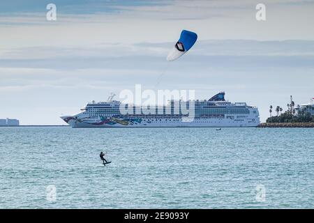 Kite Surfer mit Luftflügel vor dem Norweger Jewel Kreuzfahrtschiff vor Anker Long Beach California während Die Pandemie von Covid 19 Januar 2021 Stockfoto