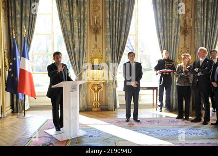 "Der französische Präsident Nicolas Sarkozy hält eine Rede, während Premierminister Francois Fillon am 21. November 2007 bei einer Zeremonie im Elysee-Palast in Paris, Frankreich, zuhört. Fillon wurde mit der Medaille ''Grand Officier dans l'Ordre National du Merite'' ausgezeichnet. Foto von Eric Feferberg/Pool/ABACAPRESS.COM' Stockfoto