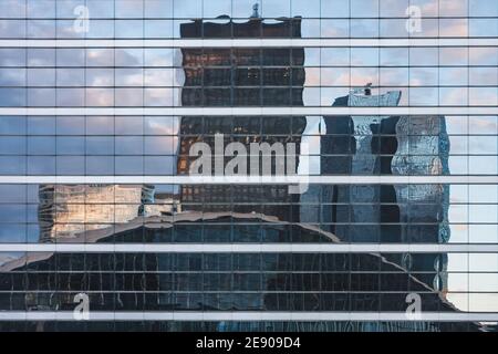 Spiegelung von Bürogebäuden auf dem Glas im Geschäft Zentrum von La Défense Stockfoto