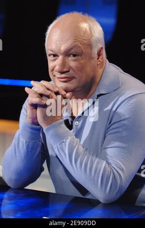 Autor Eric-Emmanuel Schmitt wirbt für sein Buch "La Reveuse d'Ostende" während der Aufnahme der literarischen TV-Show "Vol de Nuit" des TF1-Senders am 22. November 2007 in Paris. Foto von Nicolas Khayat/ABACAPRESS.COM Stockfoto