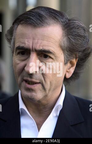 Bernard Henri-Levy trifft am 24. November 2007 im Elysee-Palast in Paris ein, um mit Präsident Nicolas Sarkozy und den Ministern Rama Yade und Bernard Kouchner über die Lage in Birma zu sprechen. Foto von Mousse/ABACAPRESS.COM Stockfoto