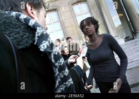 Staatsminister Rama Yade, zuständig für Außen- und Menschenrechte, trifft am 24. November 2007 mit französischen Intellektuellen in Paris im Elysee-Palast ein, um mit Präsident Nicolas Sarkozy über die Lage in Birma zu sprechen. Foto von Mousse/ABACAPRESS.COM Stockfoto