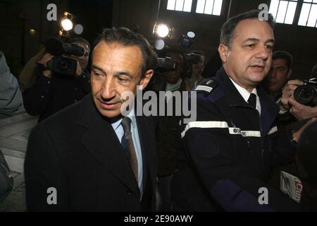 Roger Marion, ehemaliger DNAT-Chef, kommt am Pariser Gerichtsgebäude an, um am 26. November 2007 beim Prozess gegen Yvan Colonna in Paris, Frankreich, Zeugnis abzulegen. Letzterer, ein 47-jähriger Ziegenhirte und Unabhängigkeitsaktivist, wird beschuldigt, Erignac, 60, im Februar 1998 ermordet zu haben, als er zu einem Konzertsaal in der südkorsischen Stadt Ajaccio ging. Colonna, der Sohn eines ehemaligen korsischen parlamentsmitglieds, hat sich mehrere Jahre in den Bergen Korsikas versteckt, nachdem er im Fall als Verdächtiger benannt wurde. 2003 wurde er schließlich gefangen genommen. Foto von Mousse/ABACAPRESS.COM Stockfoto