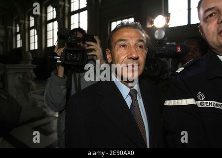 Roger Marion, ehemaliger DNAT-Chef, kommt am Pariser Gerichtsgebäude an, um am 26. November 2007 beim Prozess gegen Yvan Colonna in Paris, Frankreich, Zeugnis abzulegen. Letzterer, ein 47-jähriger Ziegenhirte und Unabhängigkeitsaktivist, wird beschuldigt, Erignac, 60, im Februar 1998 ermordet zu haben, als er zu einem Konzertsaal in der südkorsischen Stadt Ajaccio ging. Colonna, der Sohn eines ehemaligen korsischen parlamentsmitglieds, hat sich mehrere Jahre in den Bergen Korsikas versteckt, nachdem er im Fall als Verdächtiger benannt wurde. 2003 wurde er schließlich gefangen genommen. Foto von Mousse/ABACAPRESS.COM Stockfoto