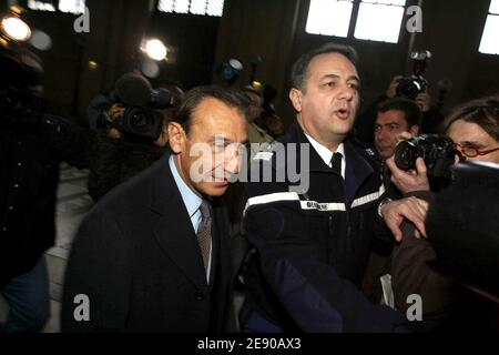 Roger Marion, ehemaliger DNAT-Chef, kommt am Pariser Gerichtsgebäude an, um am 26. November 2007 beim Prozess gegen Yvan Colonna in Paris, Frankreich, Zeugnis abzulegen. Letzterer, ein 47-jähriger Ziegenhirte und Unabhängigkeitsaktivist, wird beschuldigt, Erignac, 60, im Februar 1998 ermordet zu haben, als er zu einem Konzertsaal in der südkorsischen Stadt Ajaccio ging. Colonna, der Sohn eines ehemaligen korsischen parlamentsmitglieds, hat sich mehrere Jahre in den Bergen Korsikas versteckt, nachdem er im Fall als Verdächtiger benannt wurde. 2003 wurde er schließlich gefangen genommen. Foto von Mousse/ABACAPRESS.COM Stockfoto