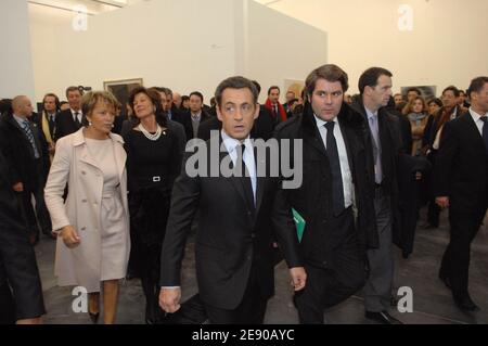 Frankreichs Präsident Nicolas Sarkozy besucht zusammen mit Franck Louvrier am 26. November 2007 das Ullens Centre for contemporany Art in Dashanzi in Peking, China. Foto von Witt/Pool/ABACAPRESS.COM Ortsüberschrift 552607 Stockfoto