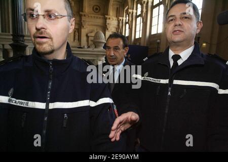 Roger Marion, ehemaliger DNAT-Chef, kommt am Pariser Gerichtsgebäude an, um am 26. November 2007 beim Prozess gegen Yvan Colonna in Paris, Frankreich, Zeugnis abzulegen. Letzterer, ein 47-jähriger Ziegenhirte und Unabhängigkeitsaktivist, wird beschuldigt, Erignac, 60, im Februar 1998 ermordet zu haben, als er zu einem Konzertsaal in der südkorsischen Stadt Ajaccio ging. Colonna, der Sohn eines ehemaligen korsischen parlamentsmitglieds, hat sich mehrere Jahre in den Bergen Korsikas versteckt, nachdem er im Fall als Verdächtiger benannt wurde. 2003 wurde er schließlich gefangen genommen. Foto von Mousse/ABACAPRESS.COM Stockfoto