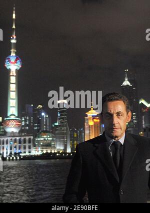 Präsident Nicolas Sarkozy posiert vor der Shanghai Skyline, einschließlich des Oriental Pearl TV Tower (links, mit Kugeln) auf der Pudong Seite von der Bund Seite bei Nacht in Shanghai, China am 27. November 2007. Sarkozy ist am Ende seiner ersten dreitägigen Reise nach China auf einem eintägigen Besuch in der Stadt. Foto von Christophe Guibbaud/ABACAPRESS.COM Stockfoto