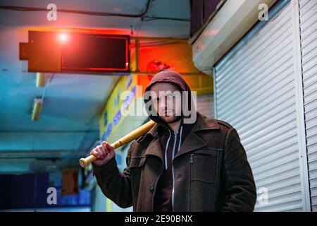 Straßenhooligan mit Holzfledermaus in der U-Bahn. Stockfoto