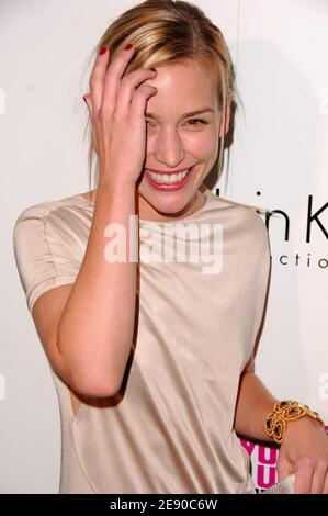 Schauspielerin Piper Perabo nimmt an der großen Wiedereröffnung des New Museums Teil, die Calvin Klein Collection am 28. November 2007 im New Museum on the Bowery in New York City, NY, USA veranstaltet. Foto von Gregorio Binuya/ABACAPRESS.COM Stockfoto