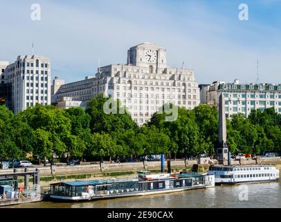 Shell Mex House, 80 Strand, ein denkmalgeschütztes Portland-Steingebäude, das im Sommer über die Themse und das Victoria Embankment, London WC2, gesehen wird Stockfoto