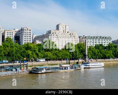 Shell Mex House, 80 Strand, ein denkmalgeschütztes Portland-Steingebäude, das im Sommer über die Themse und das Victoria Embankment, London WC2, gesehen wird Stockfoto