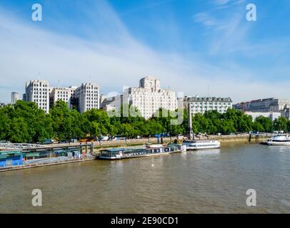 Victoria Embankment mit Shell Mex House, 80 Strand, ein denkmalgeschütztes Portland-Steingebäude, das im Sommer auf der anderen Seite der Themse, London WC2, zu sehen ist Stockfoto