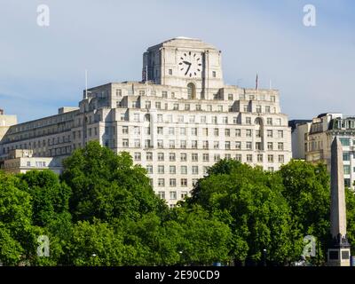 Shell Mex House, 80 Strand, ein denkmalgeschütztes Portland-Steingebäude, das im Sommer über die Themse und das Victoria Embankment, London WC2, gesehen wird Stockfoto