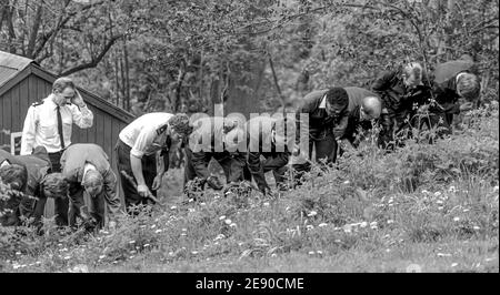 ASHRIDGE - ENGLAND 88. Die Polizei untersucht die Hütte von Frau Joan Macan, einer Witwe, die auf dem Gartenweg in ihrer Hütte zu Tode geschlagen aufgefunden wurde Stockfoto