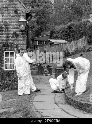 ASHRIDGE - ENGLAND 88. Die Polizei untersucht die Hütte von Frau Joan Macan, einer Witwe, die auf dem Gartenweg in ihrer Hütte zu Tode geschlagen aufgefunden wurde Stockfoto