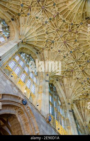 Wunderschöne Fächergewölbe an der Decke der Sherborne Abbey, Sherborne, Dorset, UK: Langhaus-Gewölbe mit Bossen Stockfoto