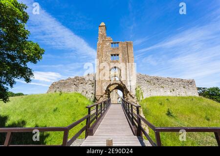 Torhaus und Eingang zu den Ruinen von Sherborne Old Castle, einem mittelalterlichen Palast aus dem 12. Jahrhundert, Sherborne, Dorset, Großbritannien im Sommer mit blauem Himmel Stockfoto