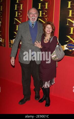 Jean-Pierre Marielle und seine Frau Agathe Nathanson kommen am 3. Dezember 2007 zur Eröffnungsnacht des "Cirque Phenix" in Paris, Frankreich, an. Foto von Denis Guignebourg/ABACAPRESS.COM Stockfoto