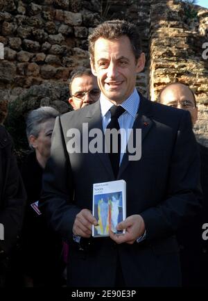 Präsident Nicolas Sarkozy geht an einem zweiten Tag einer dreitägigen offiziellen Reise durch Algerien, am 4. Dezember 2007, um römische Ruinen in der archäologischen und antiken Stadt Tipaza. Foto von Christophe Guibbaud/ABACAPRESS.COM Stockfoto