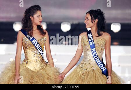 Miss Reunion Valerie Begue, hier abgebildet mit ihrer ersten Zweitplatzierten Miss Nouvelle Caledonie Vahinerii Requillart, wird während des Miss France Pageant 2008, der am 8. Dezember 2007 im Kursaal in Dunkerque, Frankreich, stattfand, zur Miss France 2008 gekrönt. Foto von Nicolas Khayat/ABACAPRESS.COM Stockfoto