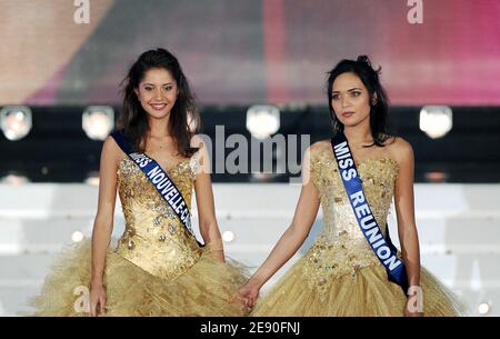 Miss Reunion Valerie Begue, hier abgebildet mit ihrer ersten Zweitplatzierten Miss Nouvelle Caledonie Vahinerii Requillart, wird während des Miss France Pageant 2008, der am 8. Dezember 2007 im Kursaal in Dunkerque, Frankreich, stattfand, zur Miss France 2008 gekrönt. Foto von Nicolas Khayat/ABACAPRESS.COM Stockfoto