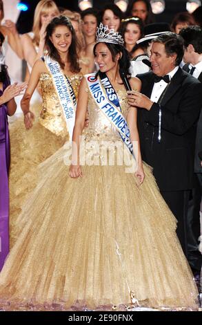 Miss Reunion Valerie Begue, hier abgebildet mit ihrer 1. Vizemeister Miss Nouvelle Caledonie Vahinerii Requillart und Jean-Pierre Foucault, wird während des Miss France Pageant 2008 im Kursaal in Dunkerque, Frankreich, am 8. Dezember 2007 zur Miss France 2008 gekrönt. Foto von Nicolas Khayat/ABACAPRESS.COM Stockfoto