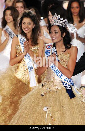 Miss Reunion Valerie Begue, hier abgebildet mit ihrer ersten Zweitplatzierten Miss Nouvelle Caledonie Vahinerii Requillart, wird während des Miss France Pageant 2008, der am 8. Dezember 2007 im Kursaal in Dunkerque, Frankreich, stattfand, zur Miss France 2008 gekrönt. Foto von Nicolas Khayat/ABACAPRESS.COM Stockfoto