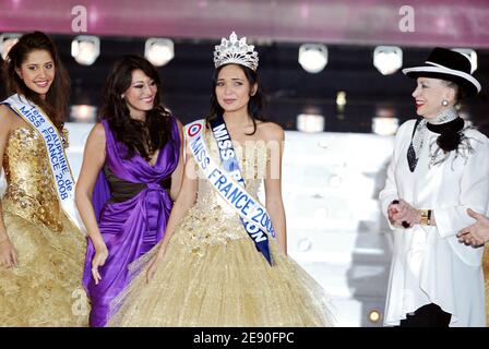 Miss Reunion Valerie Begue, hier abgebildet mit ihrer 1. Vizemeister Miss Nouvelle Caledonie Vahinerii Requillart (l), Miss France 2007, Rachel Legrain Trapani und Genevieve de Fontenay während der Miss France Pageant 2008, die am 8. Dezember 2007 im Kursaal in Dunkerque, Frankreich, stattfand. Foto von Nicolas Khayat/ABACAPRESS.COM Stockfoto