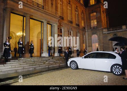 Präsident Nicolas Sarkozy empfängt den libyschen Staatschef Moammar Gadhafi vor einem Abendessen im Elysee-Palast in Paris am 10. Dezember 2007 und einer Unterzeichnungszeremonie. Gadhafi ist auf einem 5-tägigen Staatsbesuch in Frankreich für einen hochkarätigen Besuch, der die Einführung von Multi-Milliarden-Euro-Atomabkommen und Luftverkehrsabkommen einläuten soll. Foto von Abd Rabbo-Mousse/ABACAPRESS.COM Stockfoto