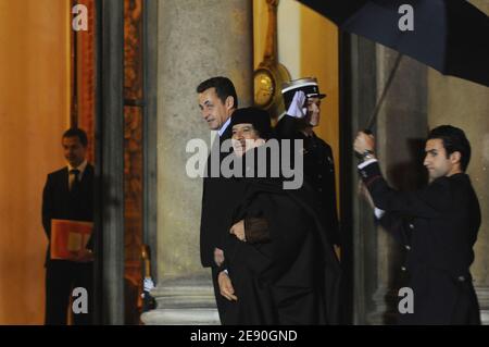 Präsident Nicolas Sarkozy empfängt den libyschen Staatschef Moammar Gadhafi vor einem Abendessen im Elysee-Palast in Paris am 10. Dezember 2007 und einer Unterzeichnungszeremonie. Gadhafi ist auf einem 5-tägigen Staatsbesuch in Frankreich für einen hochkarätigen Besuch, der die Einführung von Multi-Milliarden-Euro-Atomabkommen und Luftverkehrsabkommen einläuten soll. Foto von Abd Rabbo-Mousse/ABACAPRESS.COM Stockfoto