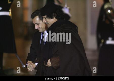 Präsident Nicolas Sarkozy empfängt den libyschen Staatschef Moammar Gadhafi vor einem Abendessen im Elysee-Palast in Paris am 10. Dezember 2007 und einer Unterzeichnungszeremonie. Gadhafi ist auf einem 5-tägigen Staatsbesuch in Frankreich für einen hochkarätigen Besuch, der die Einführung von Multi-Milliarden-Euro-Atomabkommen und Luftverkehrsabkommen einläuten soll. Foto von Abd Rabbo-Mousse/ABACAPRESS.COM Stockfoto